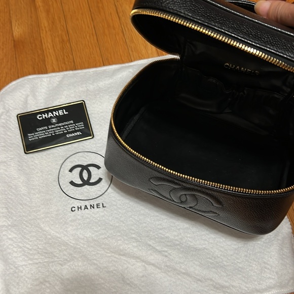 🚨 SOLD 🚨 🖤💛 EXCELLENT CONDITION CHANEL CC Logo Caviar Cosmetics Vanity Hand Bag - Picture 6 of 8